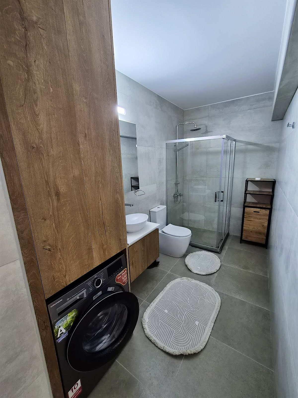 Bellagio bathroom with glass shower and washing machine