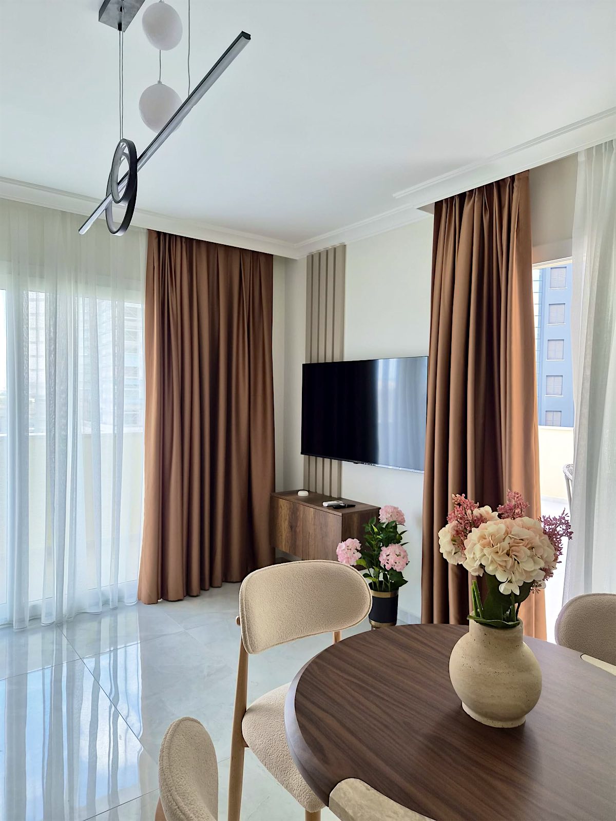 Round dining table with flowers in the Bellagio living room
