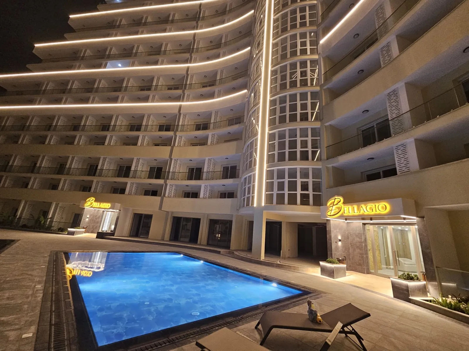 A Bellagio épülete és a lakópark közös kültéri medencéje este