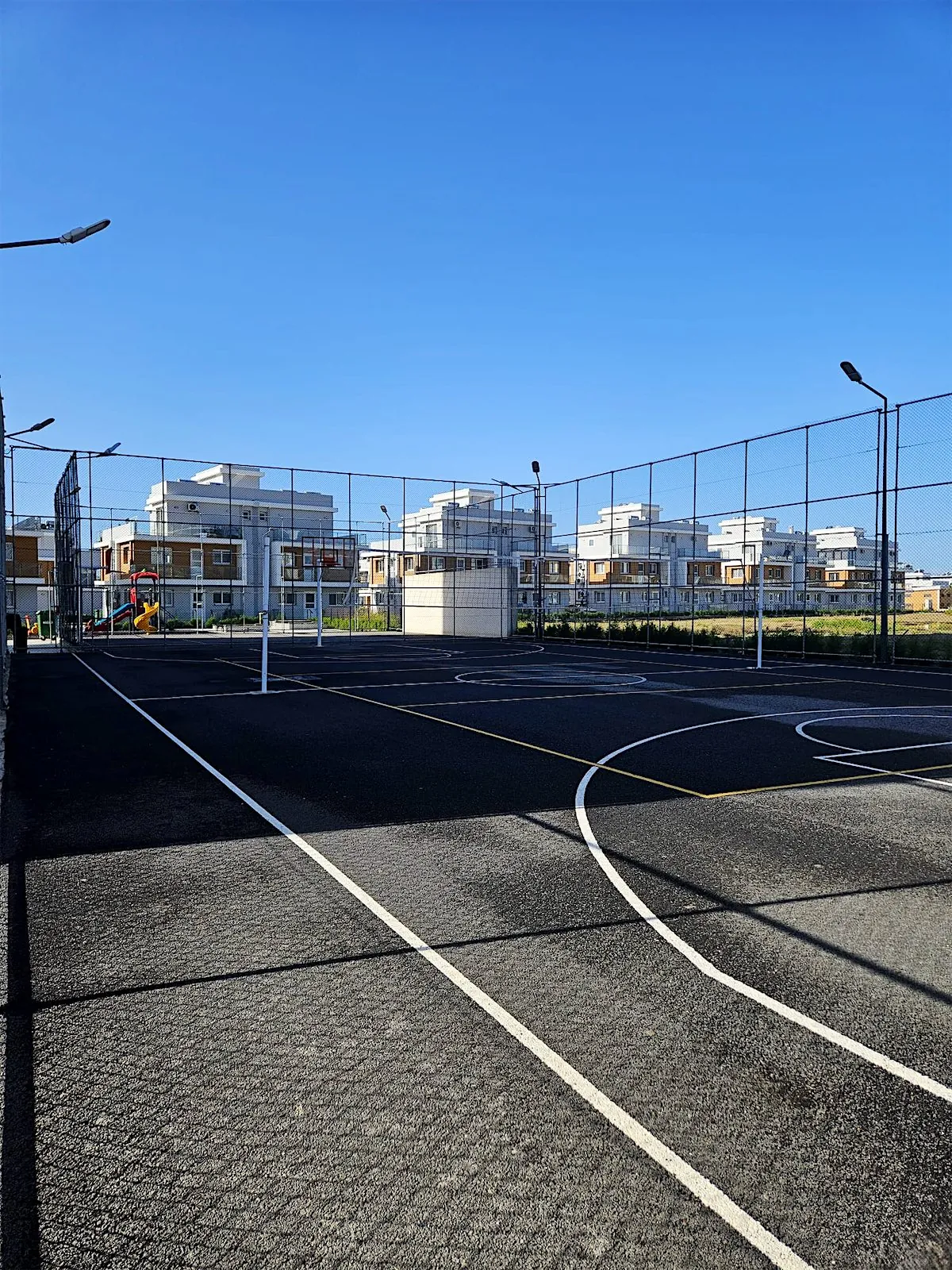 Bekerített sportpálya a Royal lakóparkban